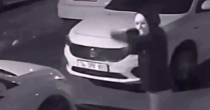 YÜZÜ MASKELİ KADIN İŞYERİNE ATEŞ ETTİ