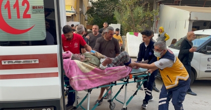 YAŞLI KADIN YANGINDAN SON ANDA KURTARILDI