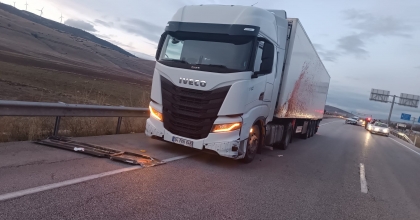 OTOMOBİLLE TIR ÇARPIŞTI: 1 ÖLÜ