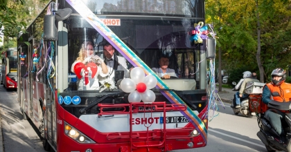 YOLCU TAŞIDIĞI OTOBÜSÜ GELİN ARABASI OLDU