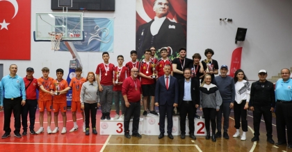 LİSELİ GENÇLER ŞAMPİYONLUK İÇİN TER DÖKTÜ