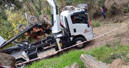 DEVRİLEN TRAKTÖRÜN ALTINDA KALAN KALAN ÇİFTÇİ KURTARILAMADI