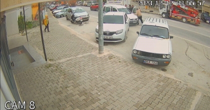 BASTONUNU SAVURARAK OĞLUNU KURTARMAYA ÇALIŞTI