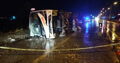 DEVRİLEN MİDİBÜSÜN İÇİNDEKİ 24 KİŞİ YARALANDI