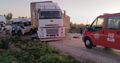 TIR İLE MİNİBÜS ÇARPIŞTI: 2 ÖLÜ, 2 AĞIR YARALI