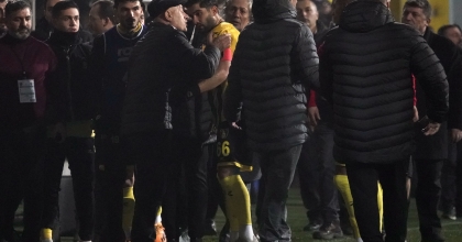 TAKIMINI SAHADAN ÇEKTİ, MAÇ YARIDA KALDI