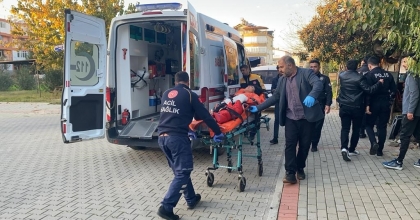 AV TÜFEĞİYLE OYNARKEN YARALANDI