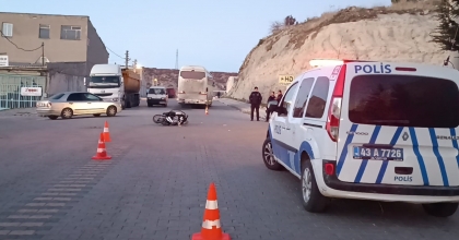 OTOMOBİLLE MOTOSİKLET ÇARPIŞTI: 1 YARALI