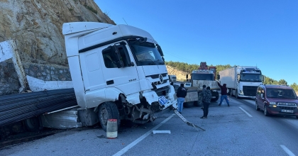 İNŞAAT DEMİRİ YÜKLÜ TIR KAYARAK REFÜJE GİRDİ