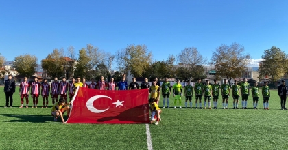 AMATÖR MAÇTA ŞEHİTLERE SAYGI, HAKEMLERE ÇİÇEK