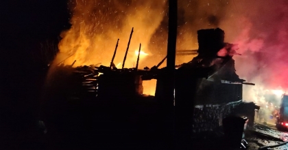 TEK KATLI EVDEKİ YANGINDA YAŞLI KADIN DUMANDAN ETKİLENDİ