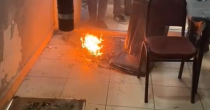 POLİSİ GÖRDÜ, UYUŞTURUCULARI SOBADA ATEŞE VERDİ