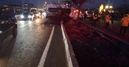 İŞÇİ SERVİSİ REFÜJE DEVRİLDİ: 12 YARALI