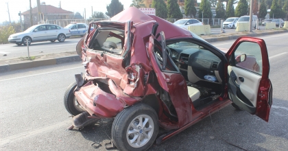 FECİ KAZADA OTOMOBİL HURDAYA DÖNDÜ