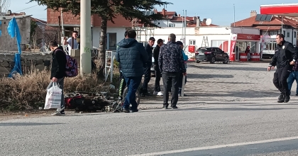 AKARYAKIT İSTASYONUNDAN ÇIKAN MOTOSİKLETE OTOMOBİL ÇARPTI