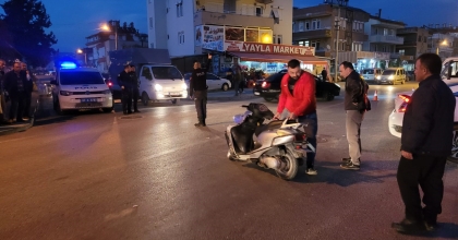OTOMOBİLLE MOTOSİKLET ÇARPIŞTI: 1 YARALI
