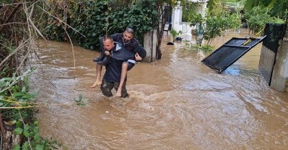 BODRUM'DA DERE TAŞTI, 4 KİŞİ MAHSUR KALDI