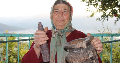 BU KÖYDE ASIRLIK DİBEKLER MUTFAKLARI SÜSLEMEYE DEVAM EDİYOR