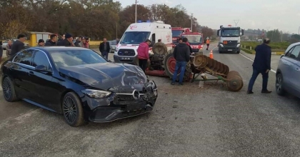 BULDAN'DA TRAKTÖR İLE OTOMOBİL ÇARPIŞTI: 1 YARALI
