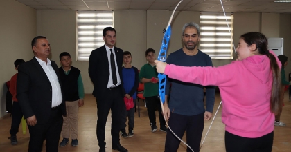 ÇAL’DA İLK KEZ OKÇULUK KURSU AÇILDI