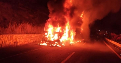 ÇİMENTO KAĞIDI YÜKLÜ TIR KÜLE DÖNDÜ