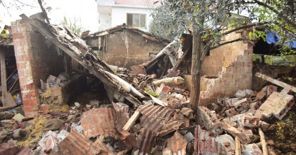 ÇÖKEN ÇATININ ALTINDAN HAYVANLARINI BELEDİYE EKİPLERİ İLE ÇIKARDI