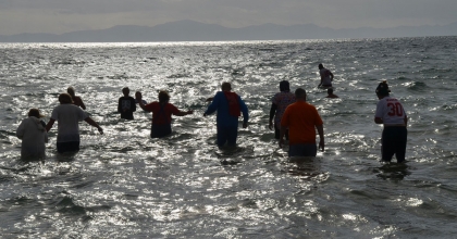 DİDİM’DE SOKAK HAYVANLARI İÇİN DENİZE GİRDİLER