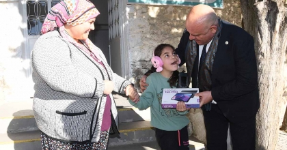 ENGELLİ ÖĞRENCİLERE TABLET HEDİYE ETTİ