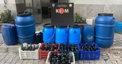 EVİNİN DEPOSUNU SAHTE İÇKİ İMALATHANESİNE ÇEVİRMİŞ