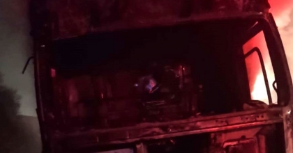 GIDA ÜRÜNLERİ YÜKLÜ TIR KÜLE DÖNDÜ