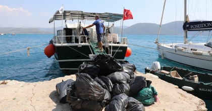 GÖKOVA KÖRFEZİ’NDE 40 BİN KİLOGRAM ÇÖP TOPLANDI