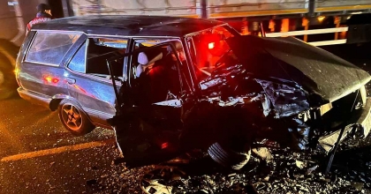 HURDAYA DÖNEN OTOMOBİLDEN BURNU KANAMADAN ÇIKTI