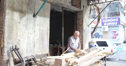 İŞ YERİ TABELASI GİBİ, KENDİ DE YILLARA MEYDAN OKUYOR