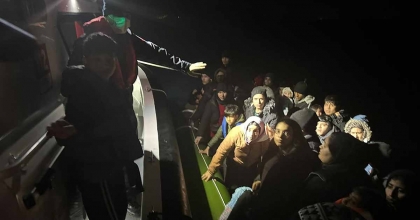 İZMİR AÇIKLARINDA 199 DÜZENSİZ GÖÇMEN KARAYA ÇIKARTILDI