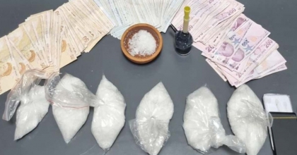 İZMİR'DE 'YUNUS' POLİSLERİNİN ŞÜPHELENDİĞİ ARAÇTAN YÜKLÜ MİKTARDA UYUŞTURUCU ÇIKTI