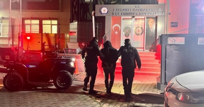 İZMİR'DE ATV'Lİ POLİSLER, HIRSIZLIK ZANLISINI YAKALADI