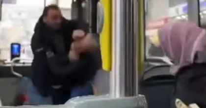 İZMİR'DE BELEDİYE OTOBÜSÜNDE BIÇAKLAMA ANI KAMERADA