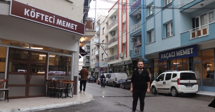 İZMİR'DE BU SOKAKTAKİ DÜKKANLARI GÖRENLER ‘KİM BU MEMET’ DİYOR