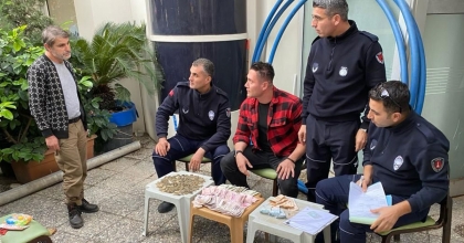 İZMİR'DE DİLENCİ 3 SAATTE BİN 700 LİRA TOPLADI