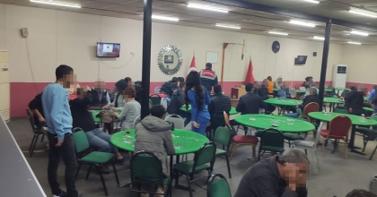 İZMİR'DE JANDARMADAN KUMARBAZLARA ŞOK BASKIN