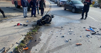 İZMİR'DE KAMYONA ÇARPAN MOTOSİKLET SÜRÜCÜSÜ HAYATINI KAYBETTİ