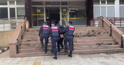 İZMİR’DE KASTAN ADAM ÖLDÜRME SUÇUNDAN ARANAN ZANLI YAKALANDI