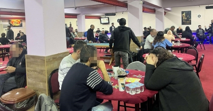 İZMİR'DE KUMAR OYNAYAN 88 KİŞİYE BASKIN