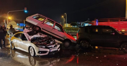 İZMİR'DEKİ TRAFİK KAZASINDA ARAÇLAR ÜST ÜSTE ÇIKTI