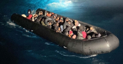 İZMİR SULARI HAREKETLİ: 213 GÖÇMEN KARAYA ÇIKARTILDI  