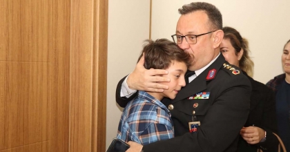 JANDARMADAN ŞEHİT ÇOCUĞUNA SÜRPRİZ DOĞUM GÜNÜ KUTLAMASI  