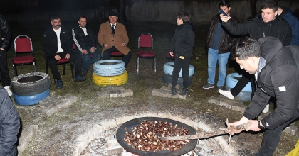 KESTANE PİŞİRİP, TÜRKÜLER SÖYLEDİLER