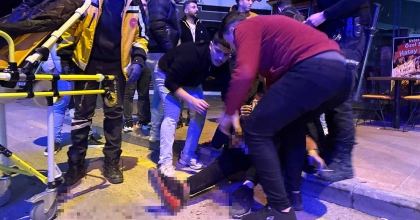 KUŞADASI'NDA SÖZLÜ ŞAKALAŞMA KANLA BİTTİ: 1 YARALI 