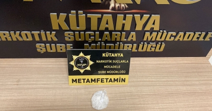 KÜTAHYA’DA KİRALADIĞI ARAÇTA UYUŞTURUCU BULUNAN SÜRÜCÜ TUTUKLANDI