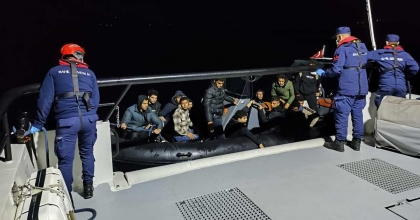 LASTİK BOTLARI ARIZALANAN GÖÇMENLERİ SAHİL GÜVENLİK EKİPLERİ KURTARDI